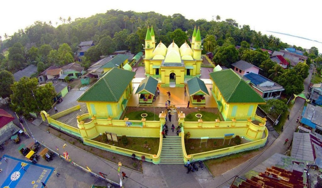 mesjid raya penyengat is historical lanmarks in bintan